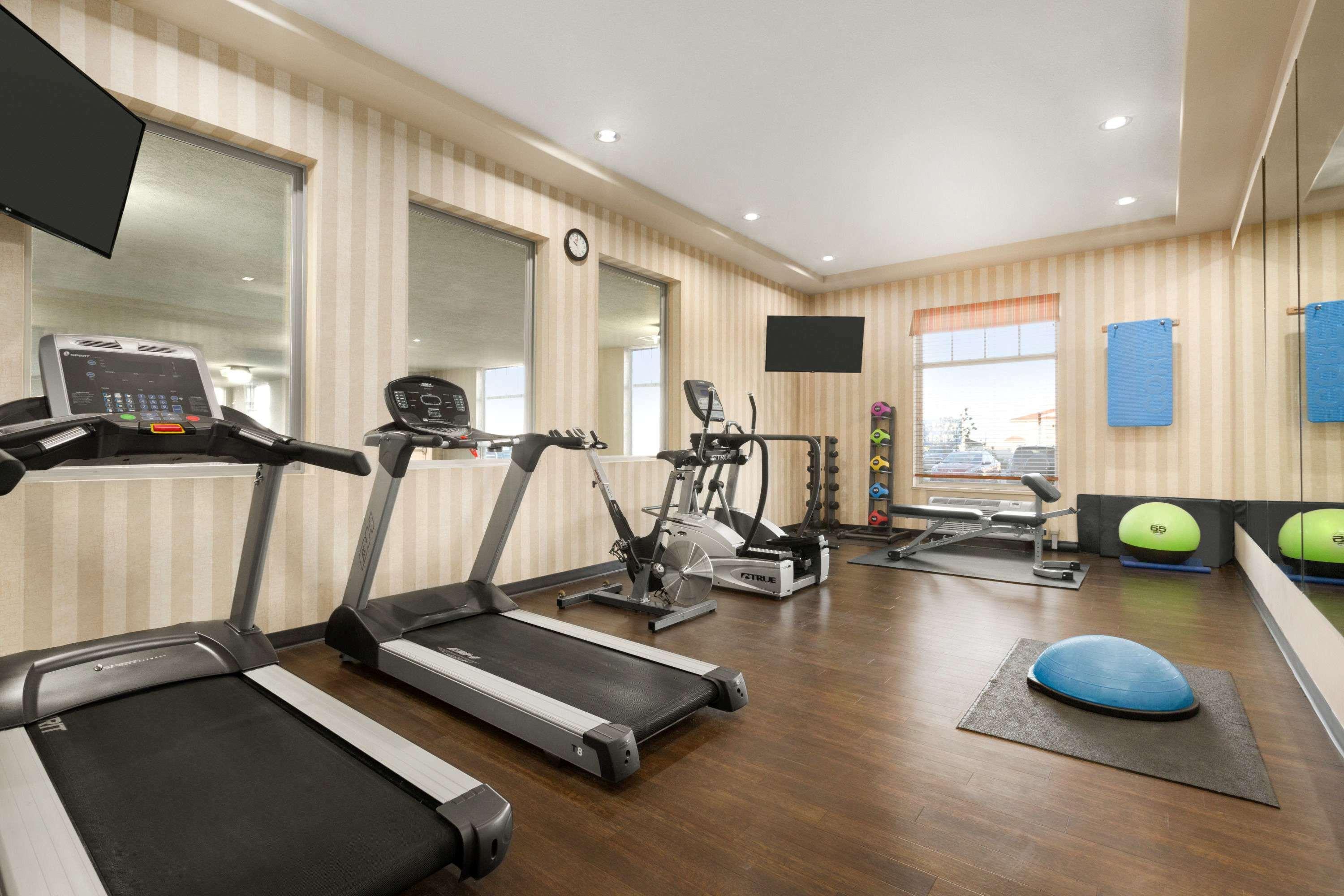 Days Inn & Suites By Wyndham Edmonton Airport Leduc Esterno foto