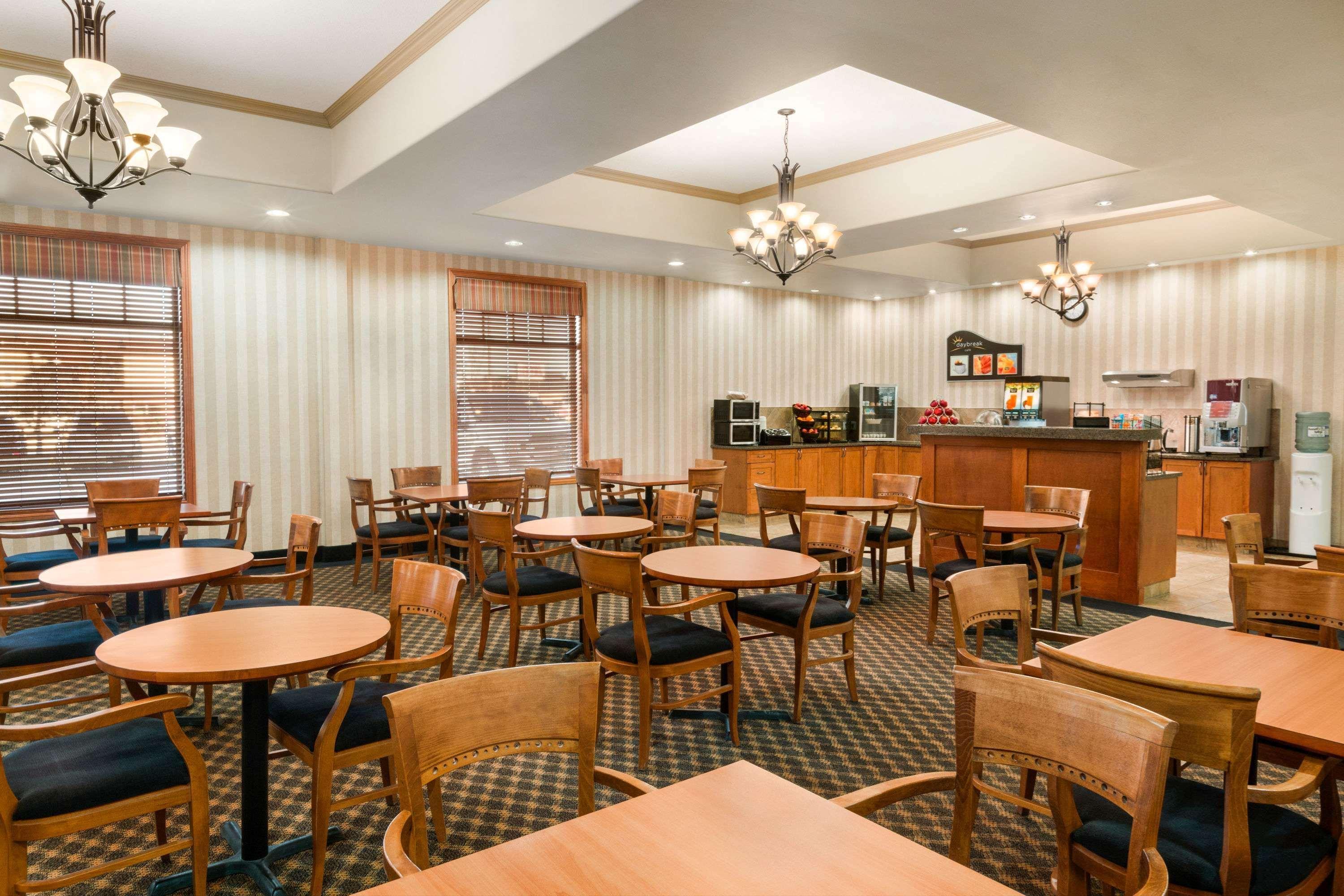 Days Inn & Suites By Wyndham Edmonton Airport Leduc Esterno foto