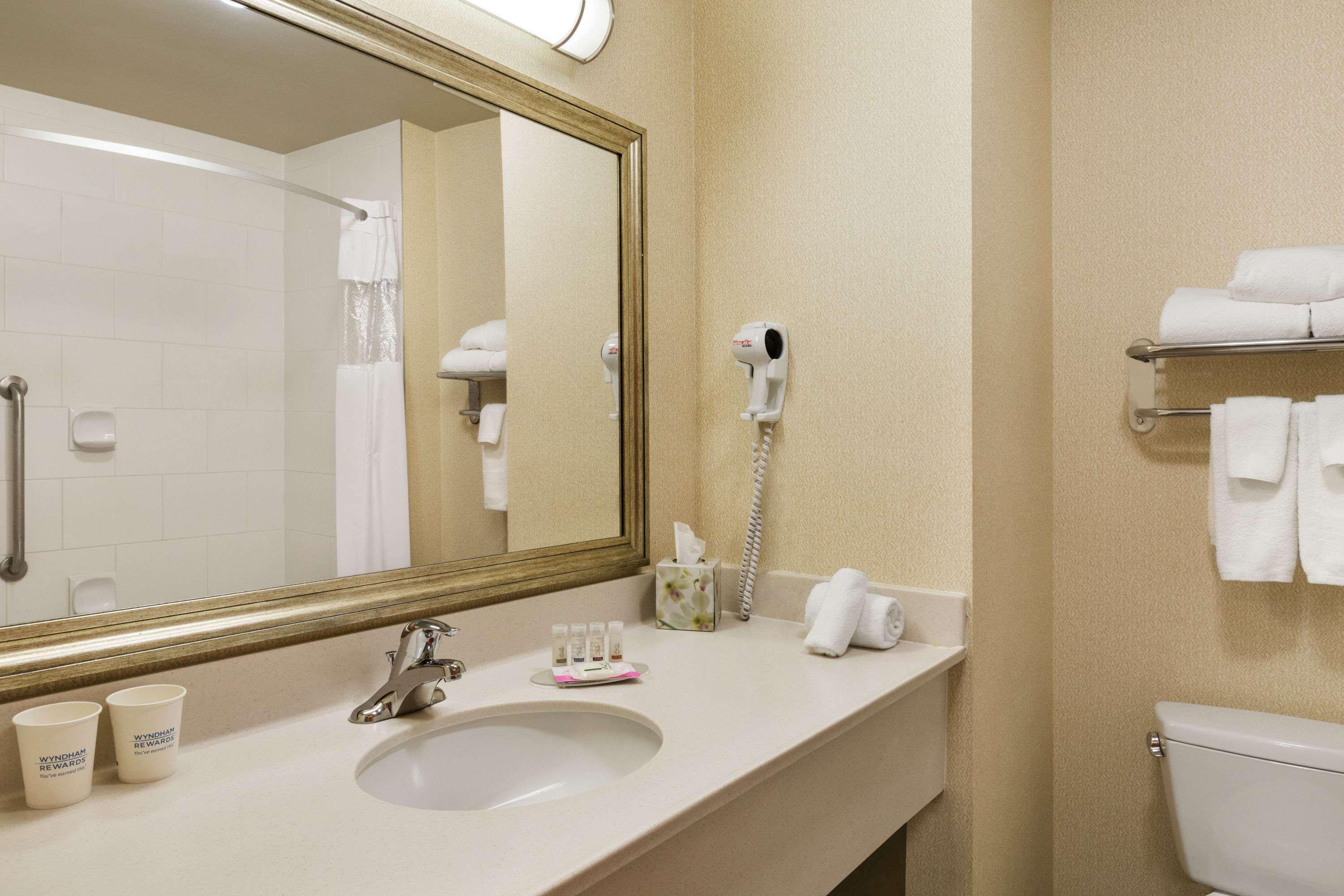 Days Inn & Suites By Wyndham Edmonton Airport Leduc Esterno foto