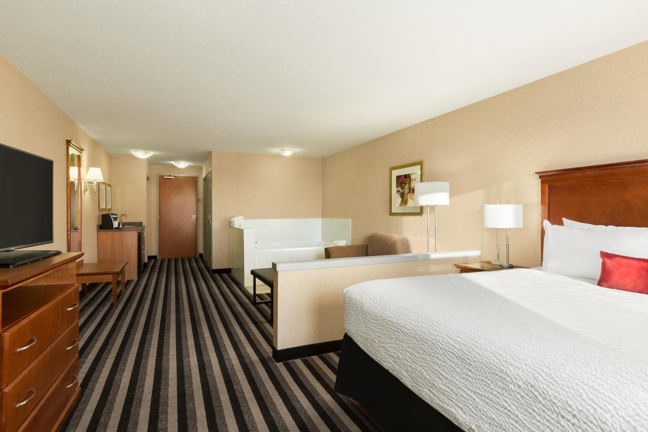 Days Inn & Suites By Wyndham Edmonton Airport Leduc Esterno foto