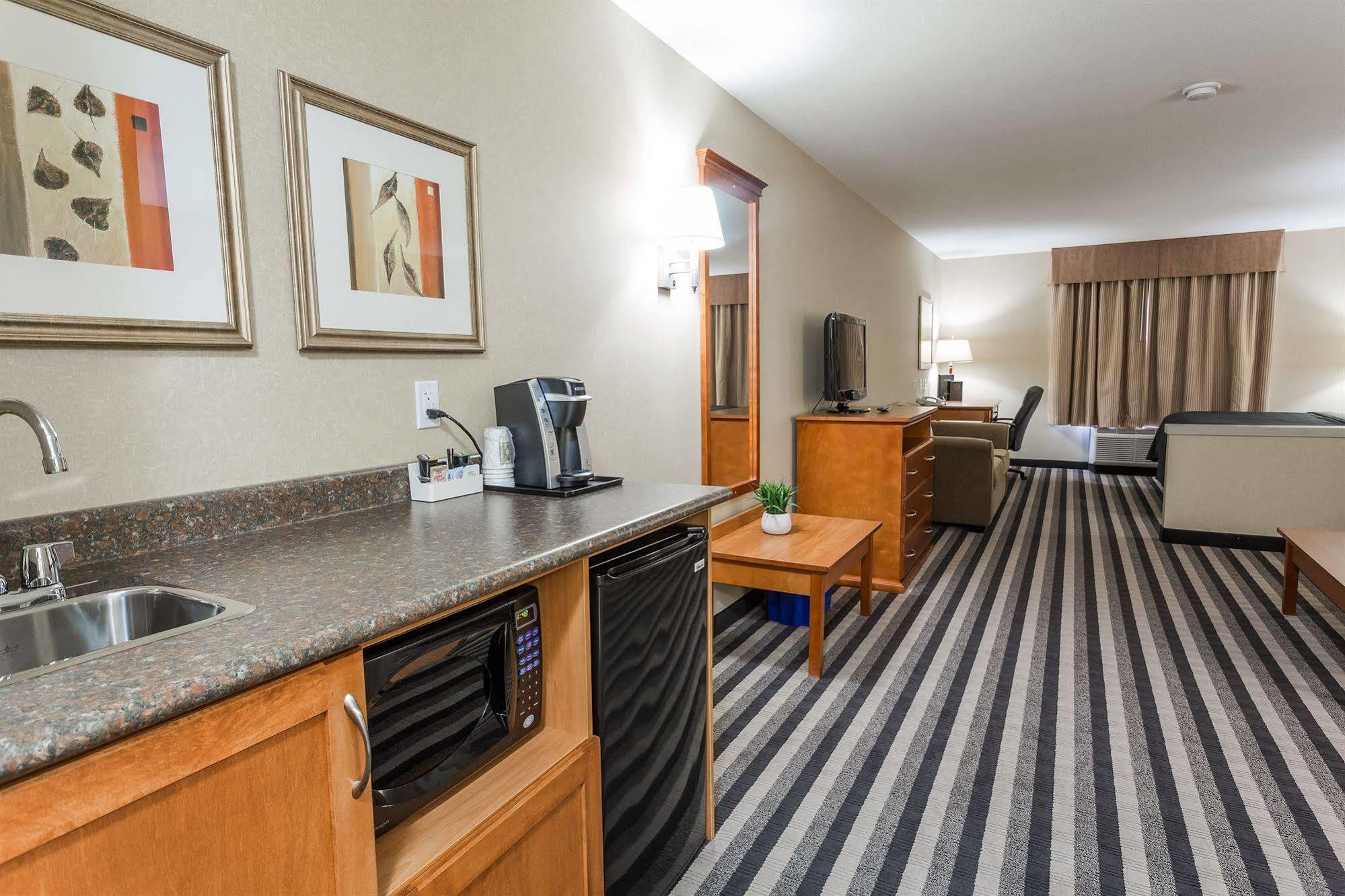 Days Inn & Suites By Wyndham Edmonton Airport Leduc Esterno foto